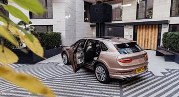 Colour , Rose Gold Image type , Static Angle , Rear 3/4 Angle , Side/Profile Craftsmanship Performance Corporate , Innovation Current Models , New Bentayga , Bentayga EWB Azure Current Models , New Bentayga , Bentayga EWB 