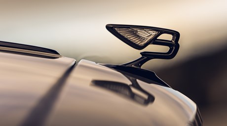 BENTLEYから新型FLYING SPURブラックラインスペシフィケーション登場