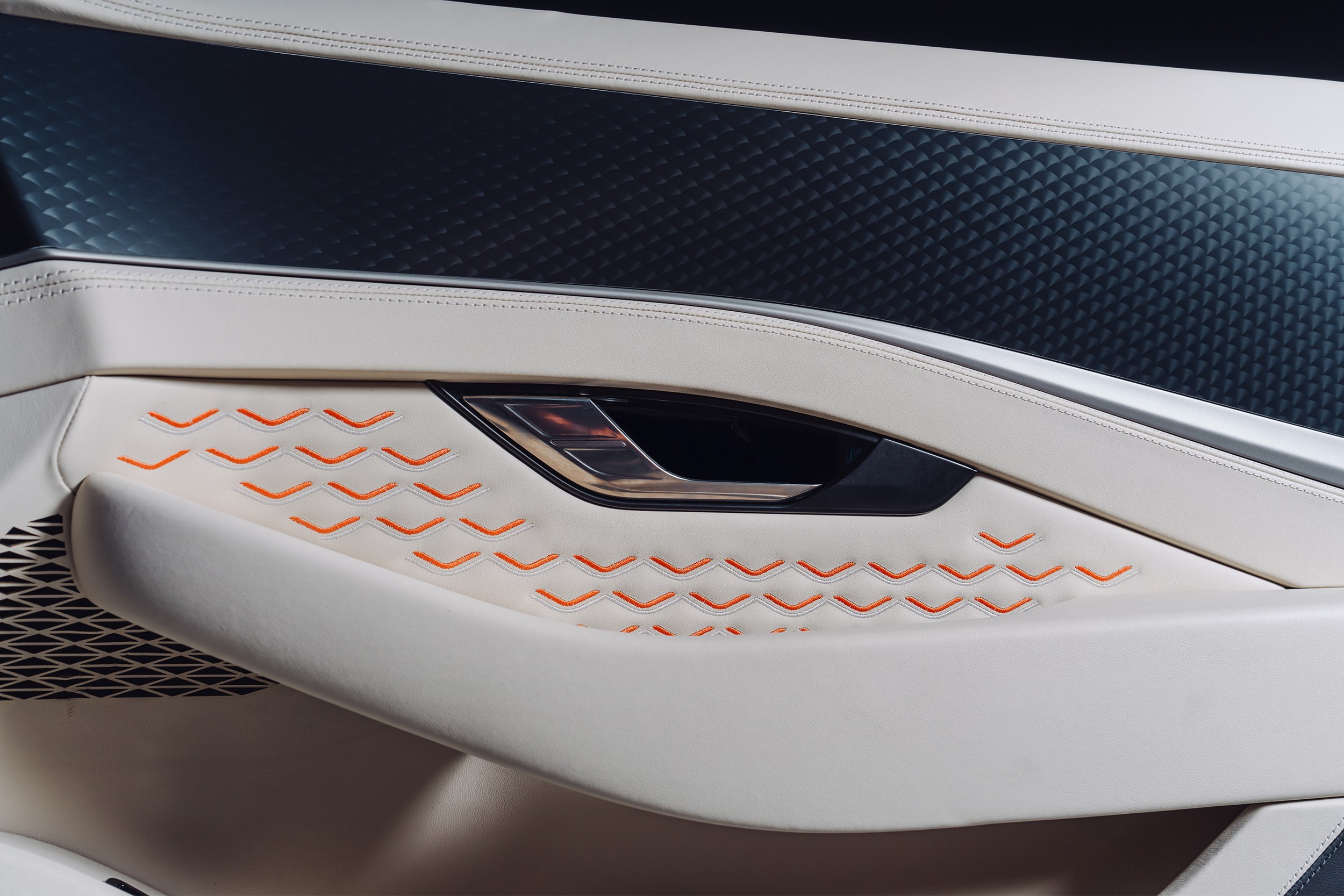 Puertas interiores del Batur Convertible acabadas en cuero Beluga y Linen con detalles en Mandarin. Tecnología y artesanía en perfecta armonía.