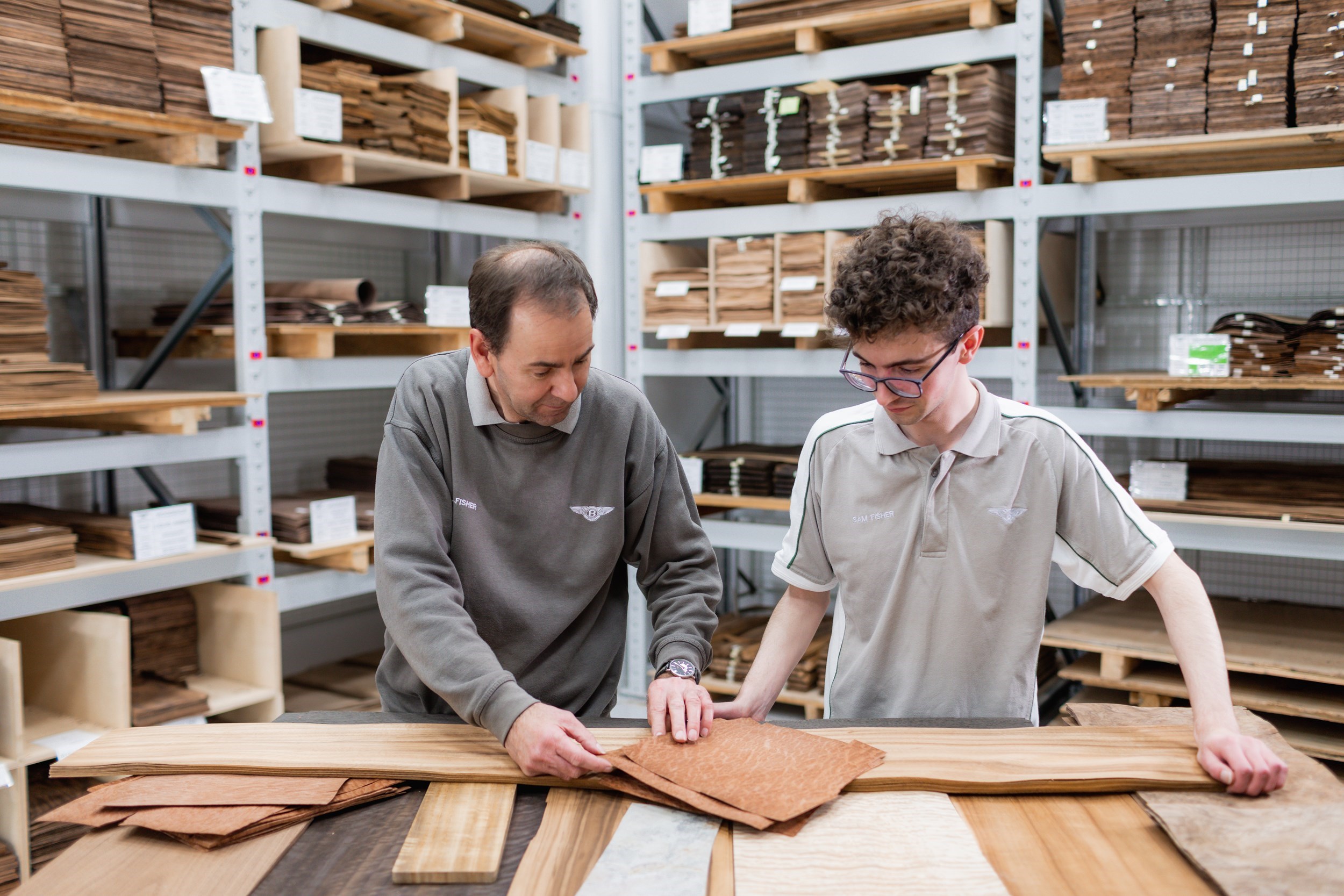 두 남자가 창고에서 일을 하고 있다