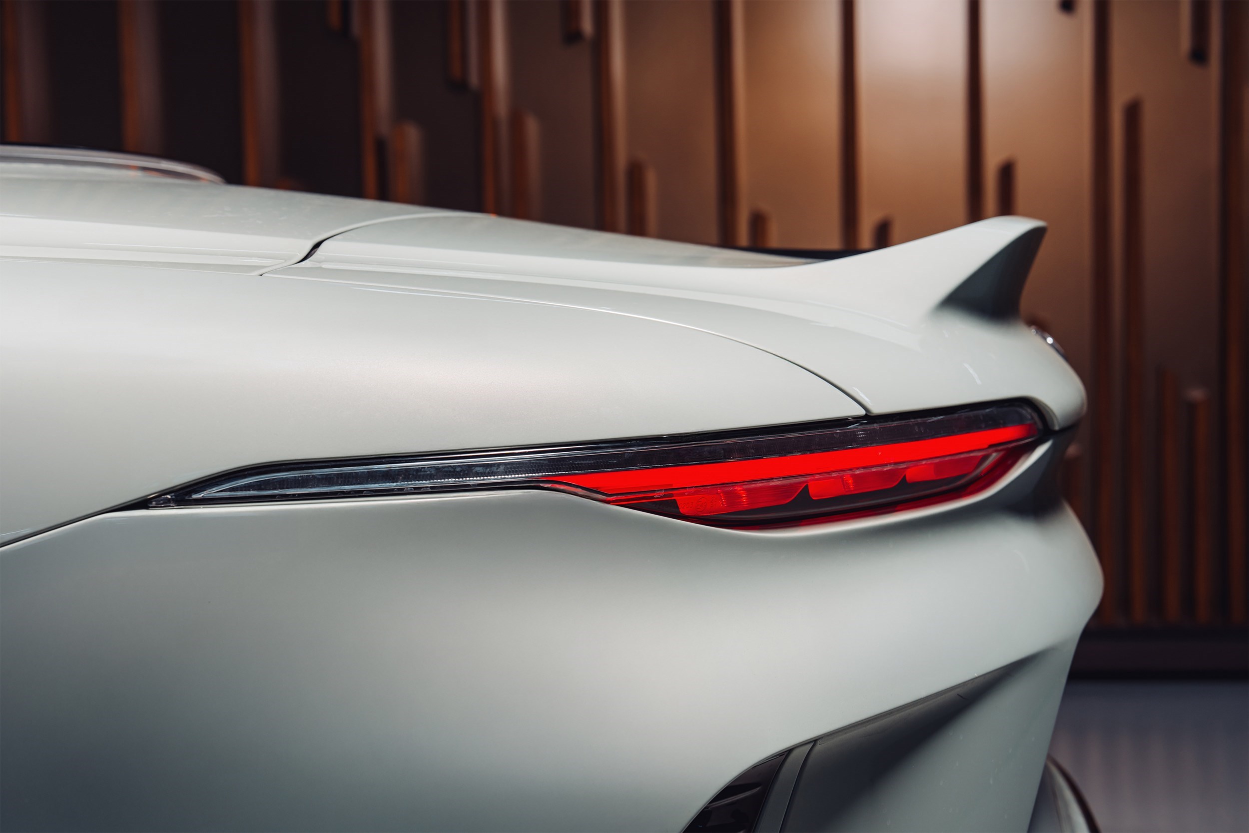 Faros traseros del Bentley Batur Convertible con diseño minimalista y firma luminosa en LED, integrados de forma elegante en la zaga personalizada.