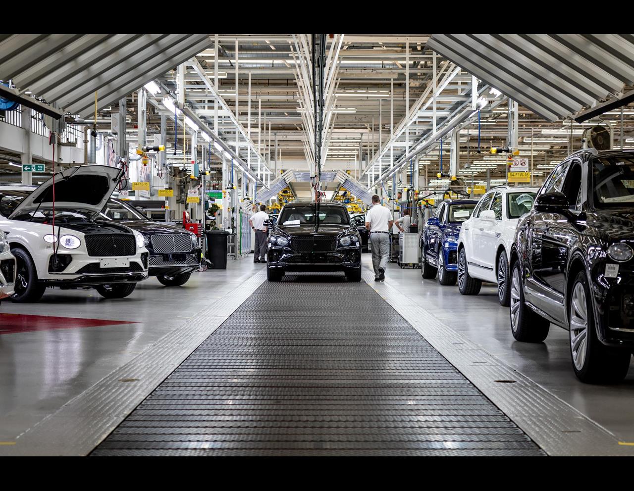 В каких городах производятся машины. Bentley Bentayga Factory. Завод Бентли в Англии. Автозавод Бентли. Завод Bentley Crewe.