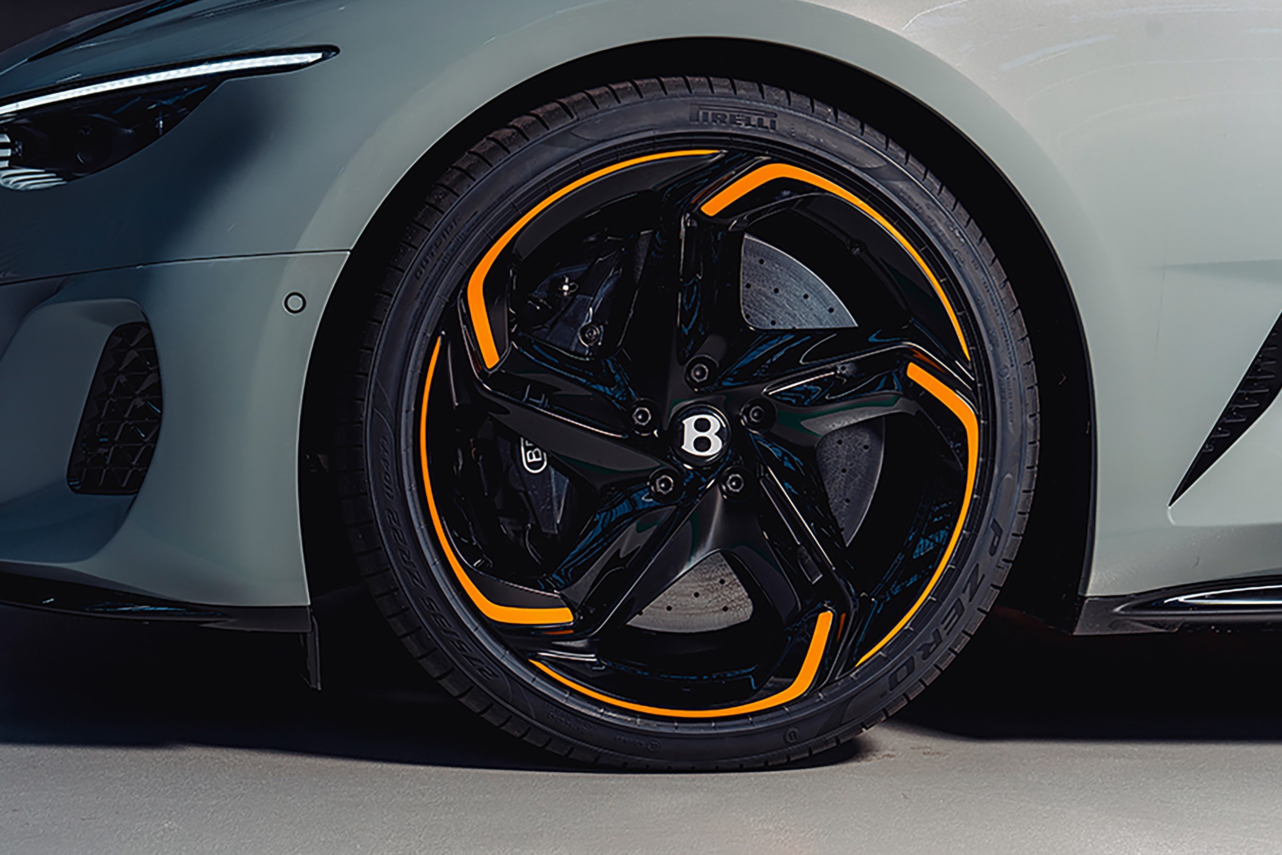 Colour , Blue Image type , Detail Angle , Wheel General , Bentley Mulliner Current Models , Batur Convertible , Batur Convertible 