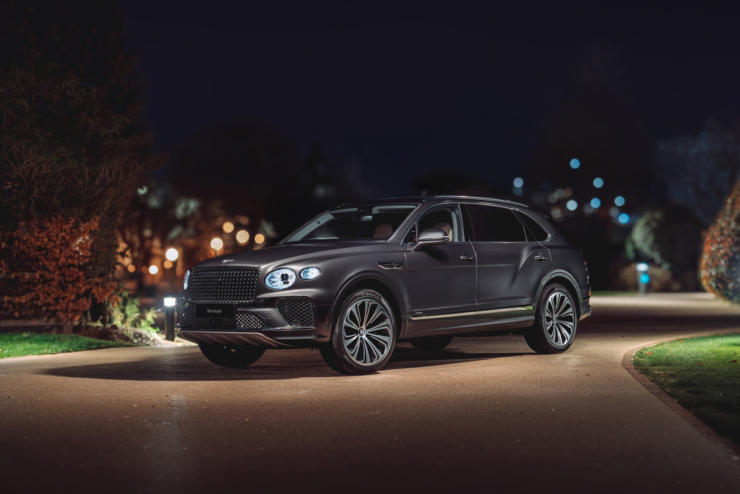 Colour , Argenté/Gris Image type , Statique Angle , 3/4 Avant General , Bentley Mulliner Current Models , Bentayga , Bentayga 