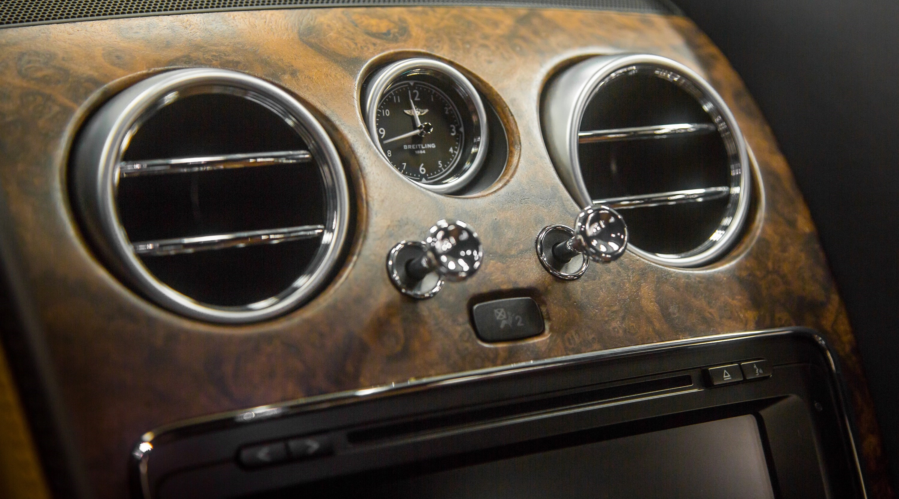 NEW OPEN-PORE WALNUT VENEER BY MULLINER