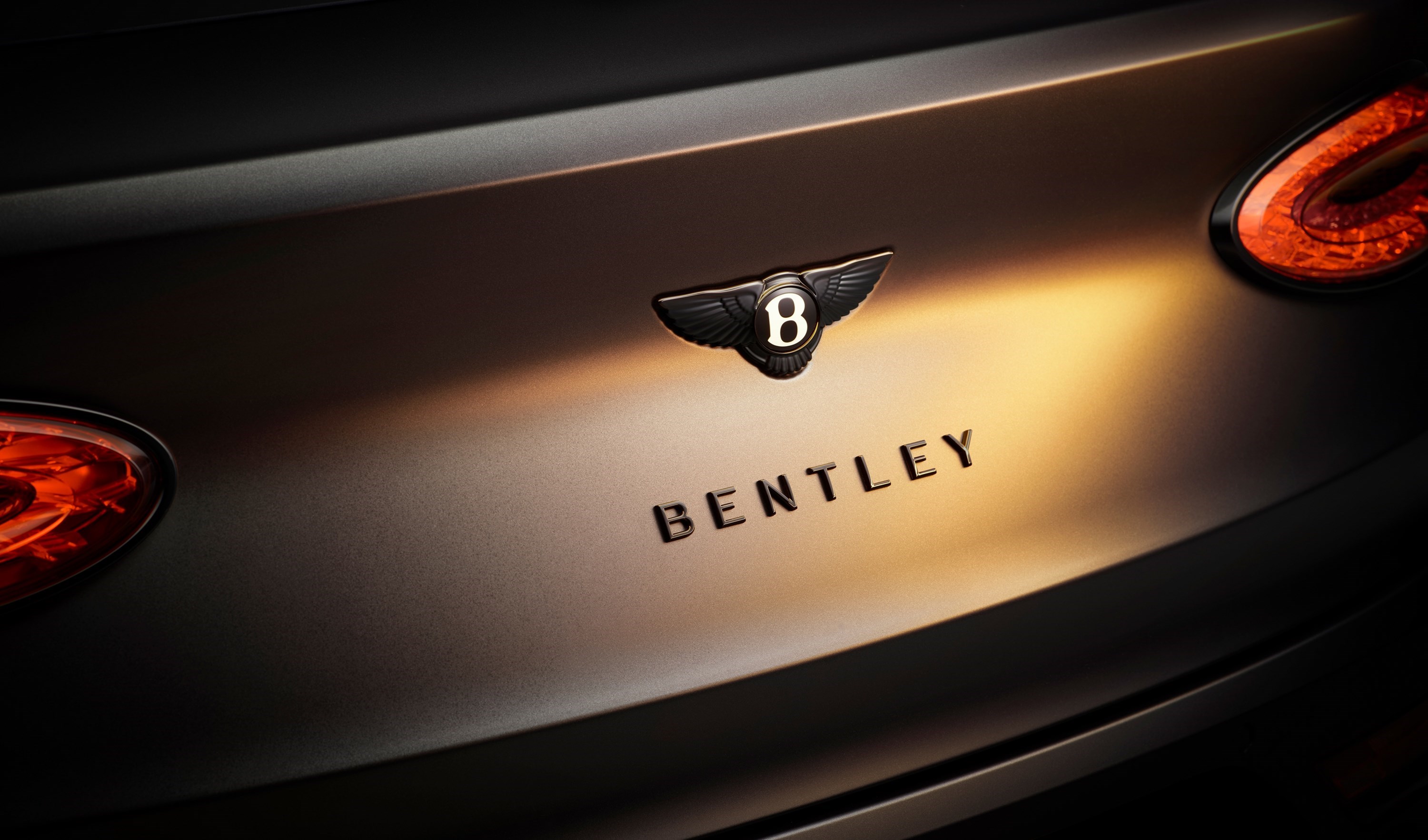 Schwarze Bentley-Flügel kennzeichnen S Black Edition die dunklere Seite des Bentayga