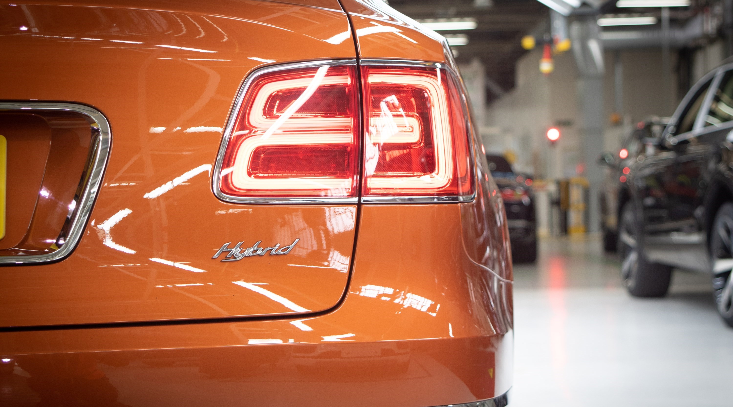 BENTLEY COMMENCES DELIVERIES OF THE BENTAYGA HYBRID, THE WORLD'S FIRST LUXURY PLUG-IN HYBRID