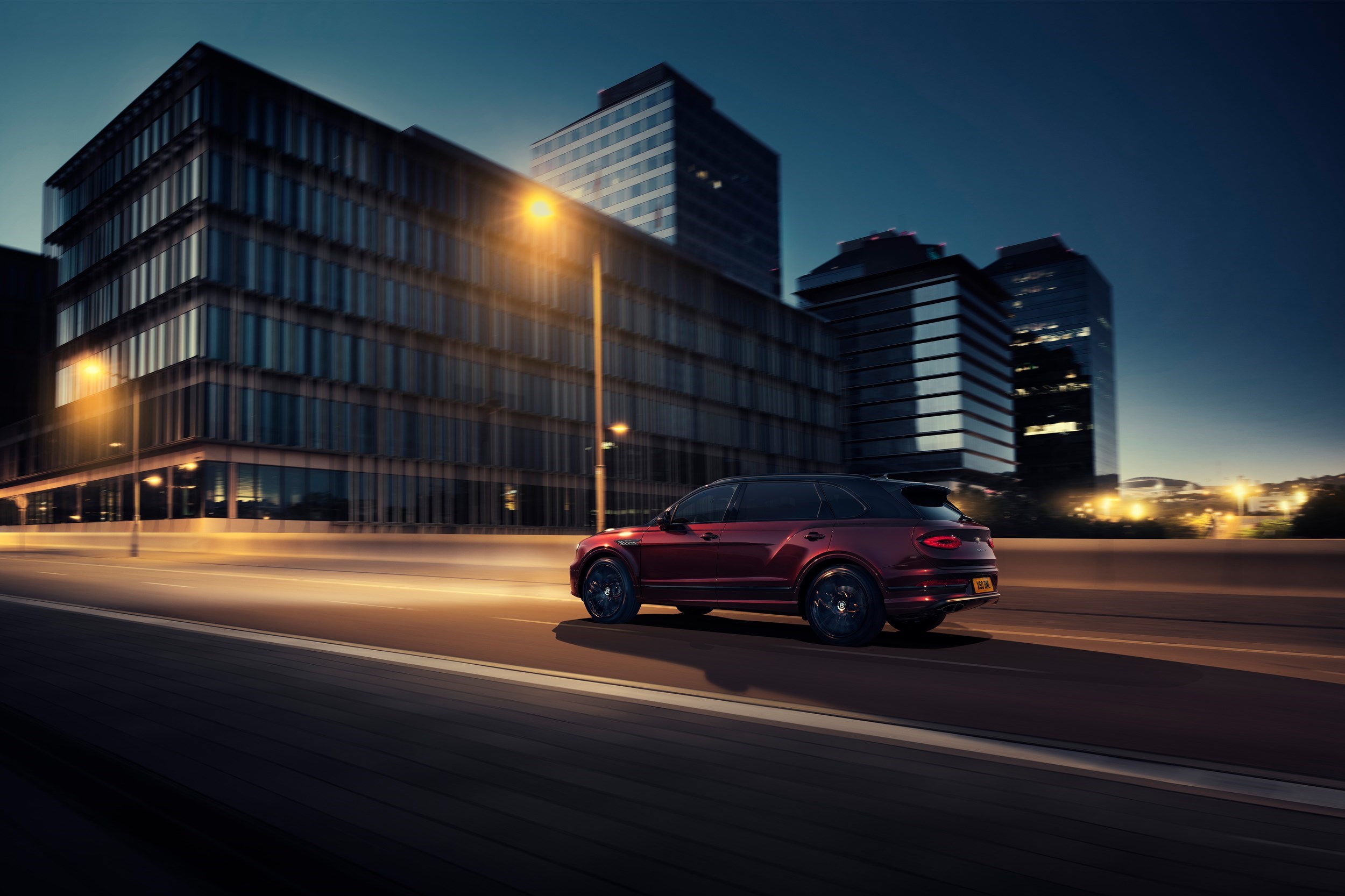 Colour , Rot Image type , In Bewegung Angle , Heck 3/4 Current Models , Bentayga EWB , Bentayga EWB Mulliner Bentayga EWB Model Page Tag , Bentayga EWB Mulliner Model Page Tag 