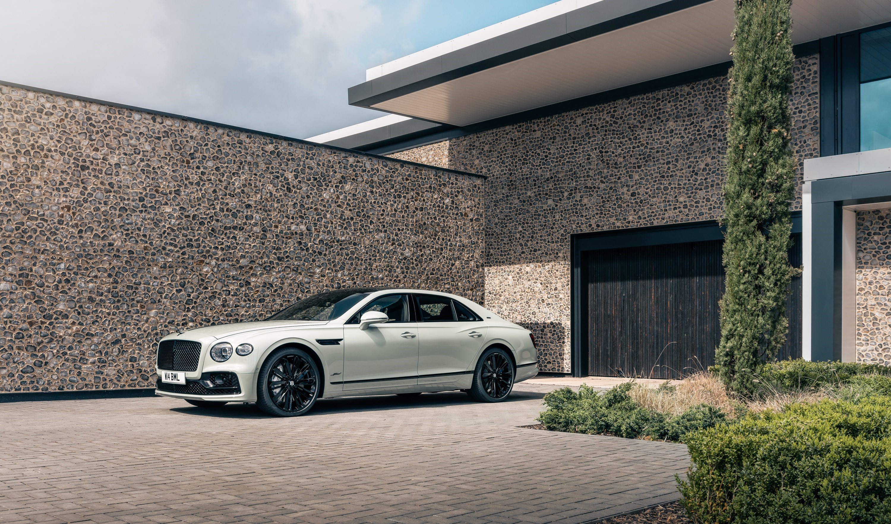 TRIO OF BENTLEY MODELS TAKE CENTRE STAGE AT THE ZOUTE GRAND PRIX ON THE BELGIAN RIVIERA